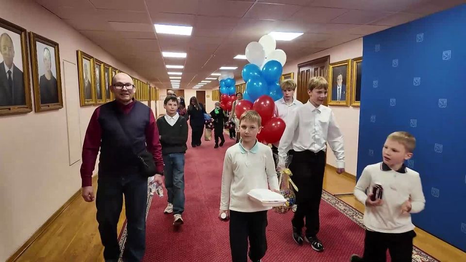 Две многодетные семьи прямо с внутреннего двора Правительства уехали на новых автомобилях в Тосненский и Ломоносовский районы