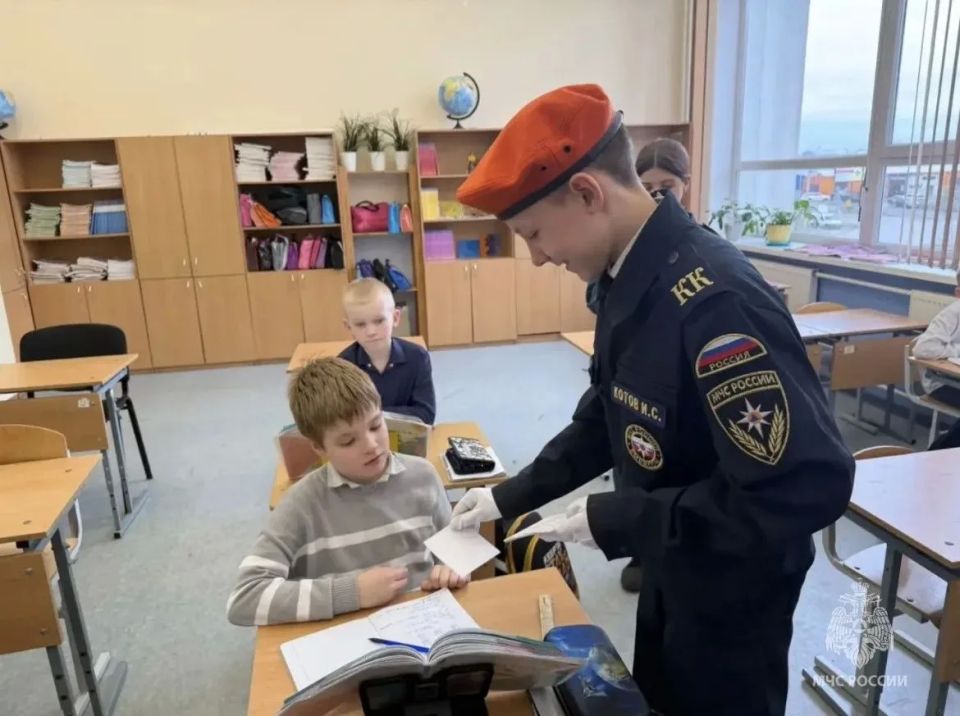 В преддверии летних каникул сотрудники отдела надзорной деятельности Всеволожского района организовали необычный урок для учащихся начальной школы В преддверии летних каникул сотрудники отдела надзорной деятельности Всеволожского района организовали необычный урок для учащихся начальной школы