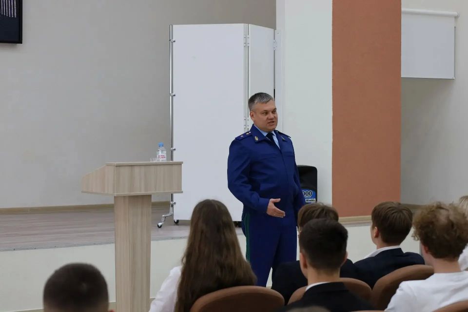Прокурор Ленинградской области провёл встречу со школьниками Прокурор Ленинградской области провёл встречу со школьниками