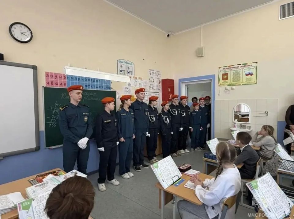 В преддверии летних каникул сотрудники отдела надзорной деятельности Всеволожского района организовали необычный урок для учащихся начальной школы В преддверии летних каникул сотрудники отдела надзорной деятельности Всеволожского района организовали необычный урок для учащихся начальной школы