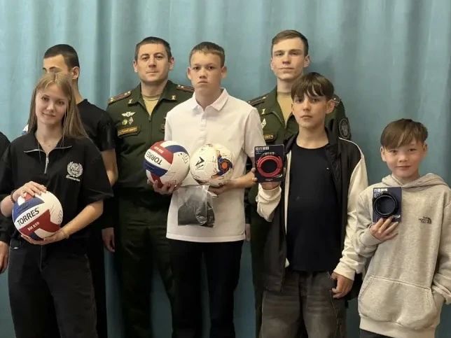 Следователи военных следственных органов СК России в разных регионах страны поздравили детей с праздником Следователи военных следственных органов СК России в разных регионах страны поздравили детей с праздником