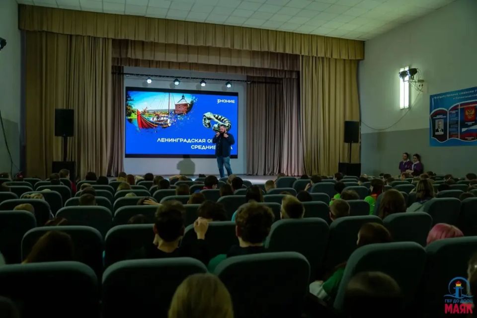 «Лето со Знанием» проведут ленинградские школьники «Лето со Знанием» проведут ленинградские школьники