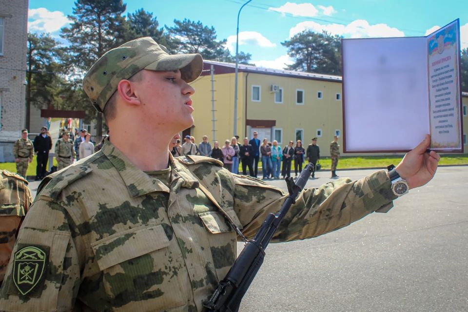 В дислоцированном в Ленинградской области Центре подготовки личного состава Северо-Западного округа Росгвардии приняли присягу юноши, призванные из Санкт-Петербурга, Волгоградской области и Республики Дагестан В дислоцированном в Ленинградской области Центре подготовки личного состава Северо-Западного округа Росгвардии приняли присягу юноши, призванные из Санкт-Петербурга, Волгоградской области и Республики Дагестан