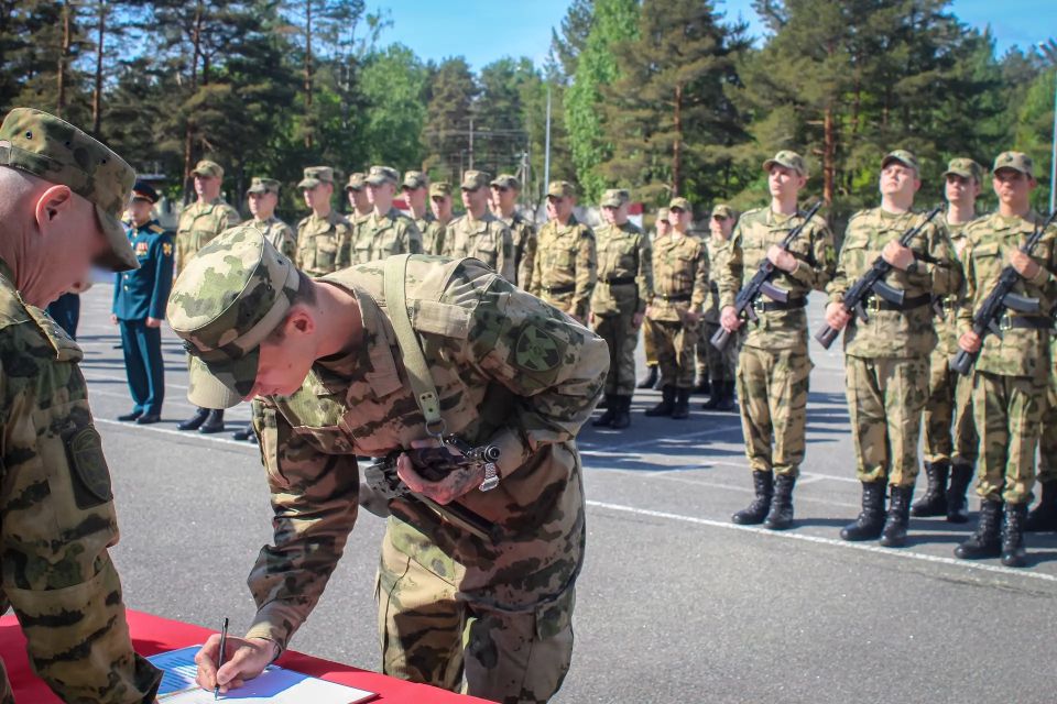 В дислоцированном в Ленинградской области Центре подготовки личного состава Северо-Западного округа Росгвардии приняли присягу юноши, призванные из Санкт-Петербурга, Волгоградской области и Республики Дагестан В дислоцированном в Ленинградской области Центре подготовки личного состава Северо-Западного округа Росгвардии приняли присягу юноши, призванные из Санкт-Петербурга, Волгоградской области и Республики Дагестан