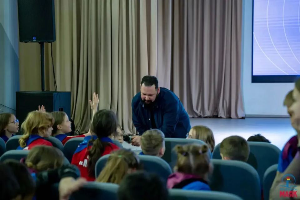 «Лето со Знанием» проведут ленинградские школьники «Лето со Знанием» проведут ленинградские школьники