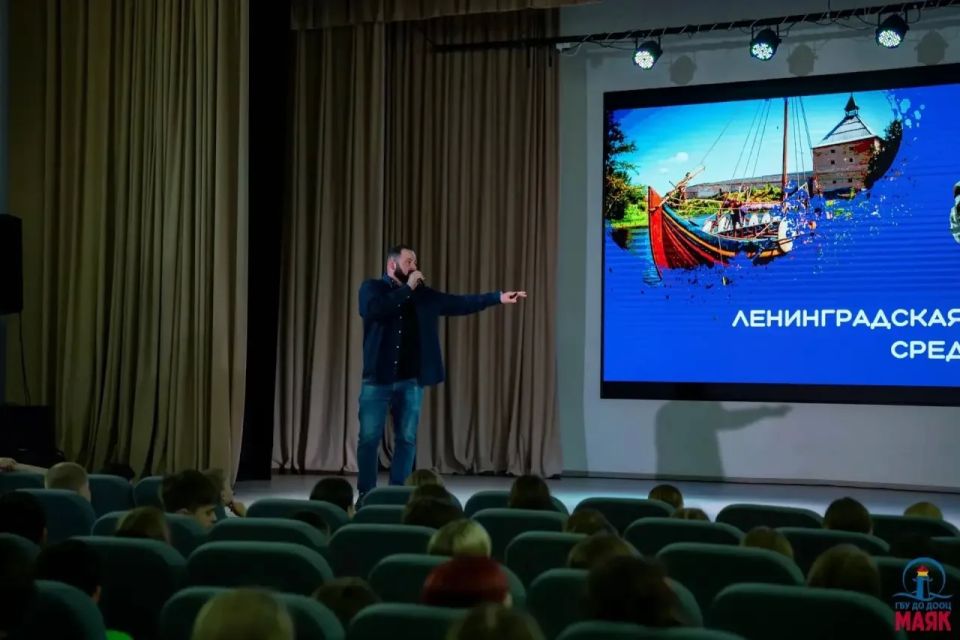 «Лето со Знанием» проведут ленинградские школьники «Лето со Знанием» проведут ленинградские школьники