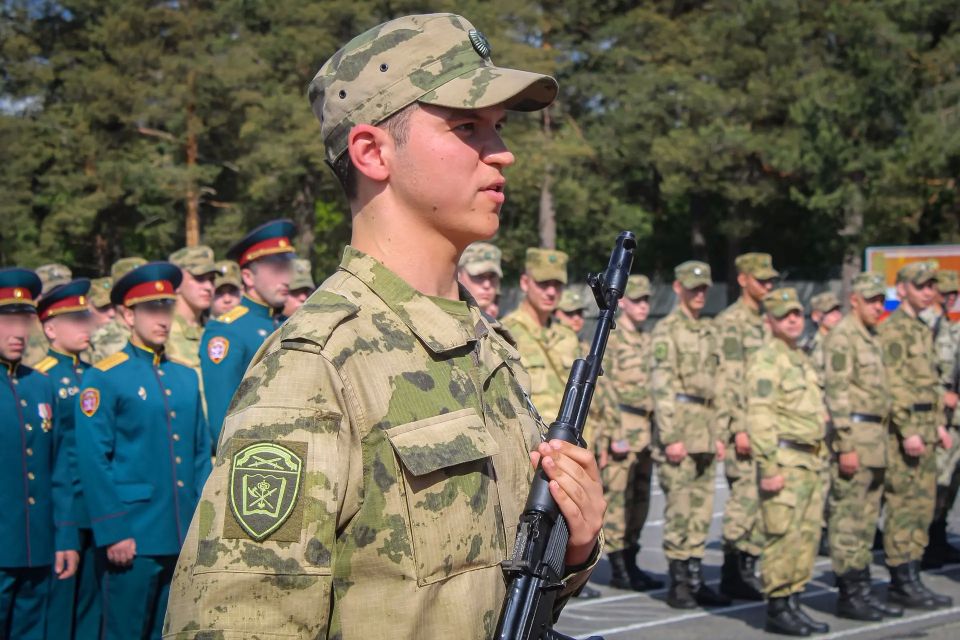 В дислоцированном в Ленинградской области Центре подготовки личного состава Северо-Западного округа Росгвардии приняли присягу юноши, призванные из Санкт-Петербурга, Волгоградской области и Республики Дагестан В дислоцированном в Ленинградской области Центре подготовки личного состава Северо-Западного округа Росгвардии приняли присягу юноши, призванные из Санкт-Петербурга, Волгоградской области и Республики Дагестан