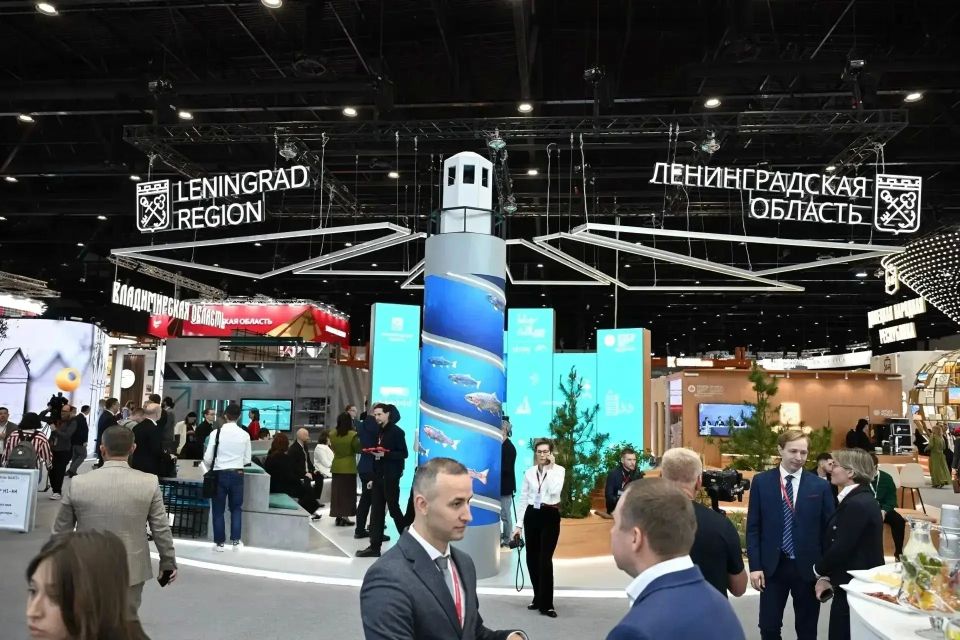 Комитет по внешним связям 47-го региона в первый день ПМЭФ-2026 начал работу с иностранными участниками на стенде Ленинградской области