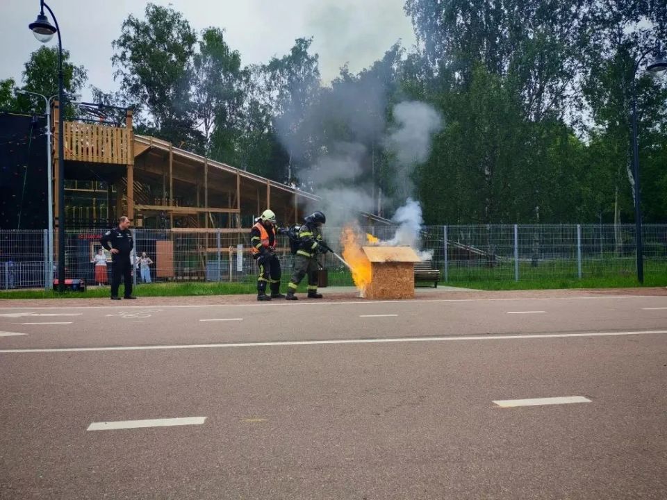 В городском парке «Батарейная гора» в Выборге прошла масштабная профилактическая акция по пожарной безопасности, организованная ГКУ «Леноблпожспас» при поддержке Комитета правопорядка и безопасности Ленинградской области В городском парке «Батарейная гора» в Выборге прошла масштабная профилактическая акция по пожарной безопасности, организованная ГКУ «Леноблпожспас» при поддержке Комитета правопорядка и безопасности Ленинградской области