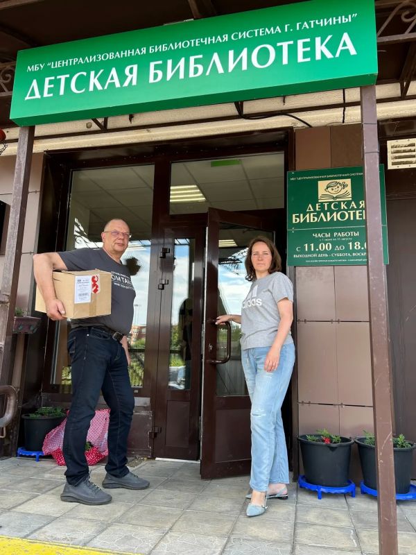 В Приоратском парке Гатчины восстановили шкаф для книгообмена В Приоратском парке Гатчины восстановили шкаф для книгообмена