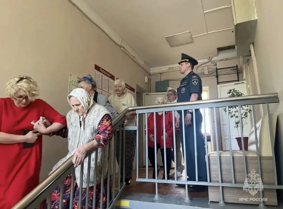 Сотрудники ОНДиПР Подпорожского района провели учебную эвакуацию сотрудников и посетителей из здания фонда социальной и правовой поддержки населения «Светлица» на случай пожара Сотрудники ОНДиПР Подпорожского района провели учебную эвакуацию сотрудников и посетителей из здания фонда социальной и правовой поддержки населения «Светлица» на случай пожара