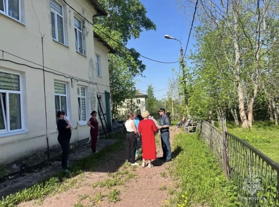 Сотрудники ОНДиПР Подпорожского района провели учебную эвакуацию сотрудников и посетителей из здания фонда социальной и правовой поддержки населения «Светлица» на случай пожара Сотрудники ОНДиПР Подпорожского района провели учебную эвакуацию сотрудников и посетителей из здания фонда социальной и правовой поддержки населения «Светлица» на случай пожара