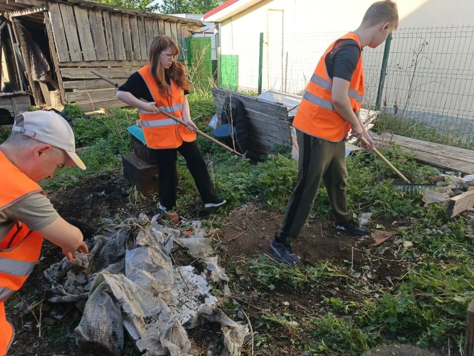 Ленинградские добровольцы продолжают поддержку семей участников СВО — в рамках акции взаимопомощи #МЫВМЕСТЕ волонтёры из Лодейного Поля привели в порядок два придомовых участка Ленинградские добровольцы продолжают поддержку семей участников СВО — в рамках акции взаимопомощи #МЫВМЕСТЕ волонтёры из Лодейного Поля привели в порядок два придомовых участка