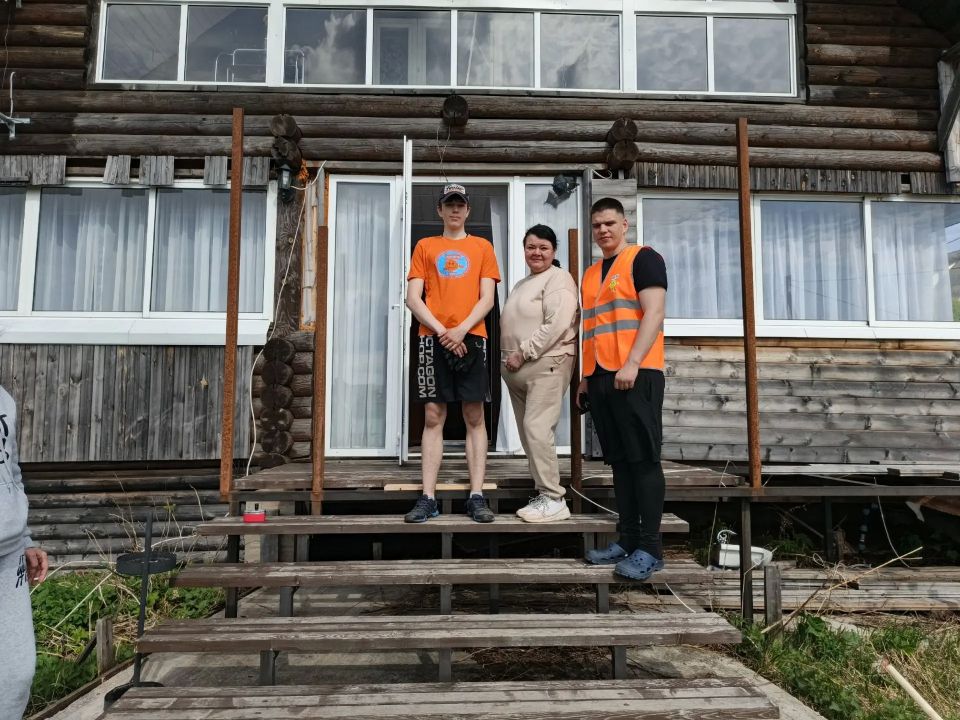 Ленинградские добровольцы продолжают поддержку семей участников СВО — в рамках акции взаимопомощи #МЫВМЕСТЕ волонтёры из Лодейного Поля привели в порядок два придомовых участка Ленинградские добровольцы продолжают поддержку семей участников СВО — в рамках акции взаимопомощи #МЫВМЕСТЕ волонтёры из Лодейного Поля привели в порядок два придомовых участка