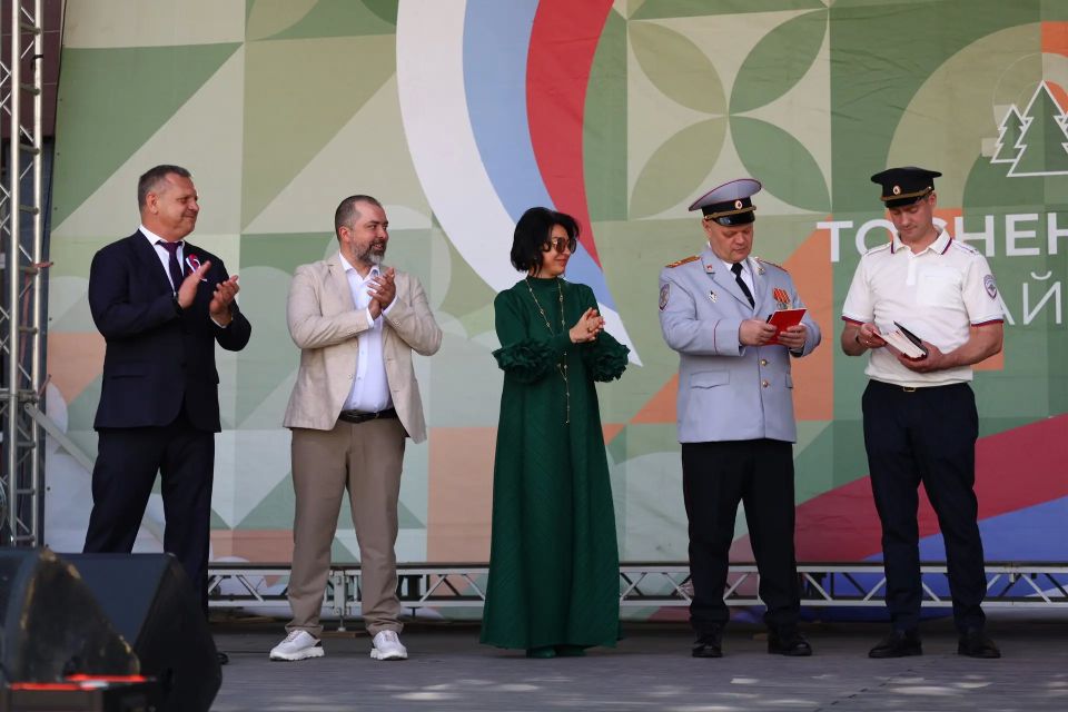 12 июня на Центральной площади Тосно состоялась торжественная программа «Тосно – частица России», объединившая жителей города в праздновании Дня России и 63-летия Тосно 12 июня на Центральной площади Тосно состоялась торжественная программа «Тосно – частица России», объединившая жителей города в праздновании Дня России и 63-летия Тосно