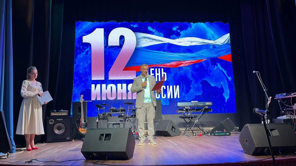 Вице-губернатор Ленобласти Олег Малащенко принял участие в праздновании Дня России в Луге Вице-губернатор Ленобласти Олег Малащенко принял участие в праздновании Дня России в Луге