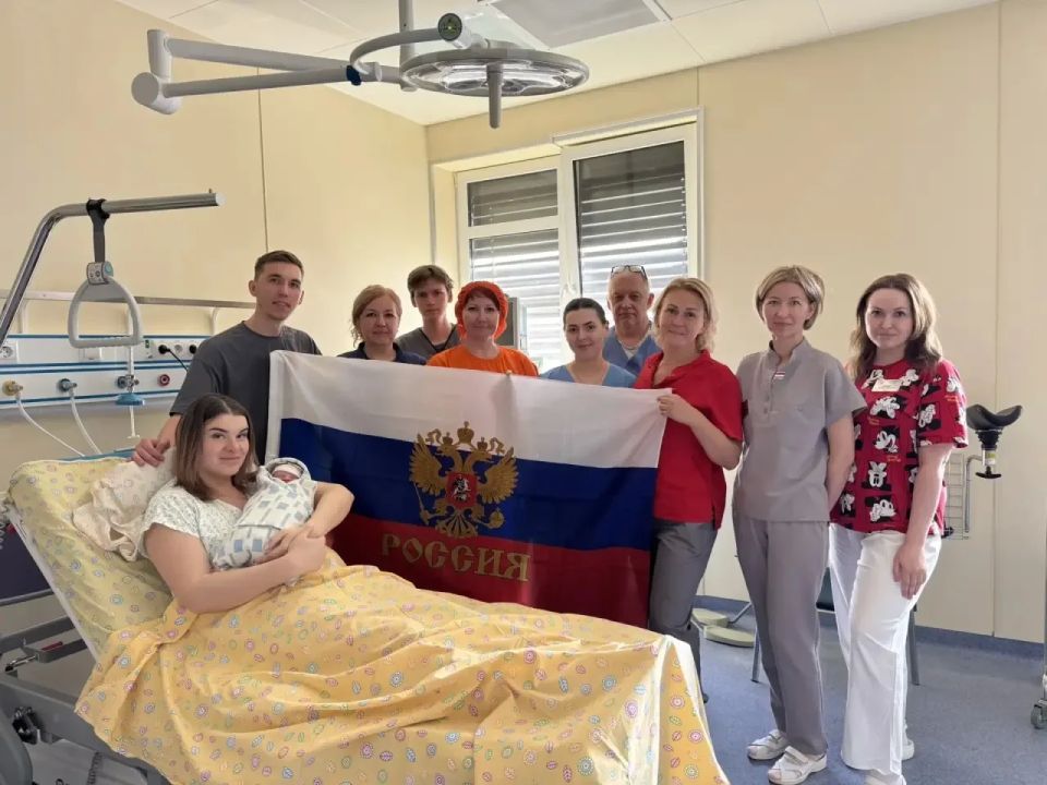 В Перинатальном центре прямо в День России произошло знаменательное событие: в семье Никулиных из Гатчинского муниципального округа родилась девочка Милана В Перинатальном центре прямо в День России произошло знаменательное событие: в семье Никулиных из Гатчинского муниципального округа родилась девочка Милана
