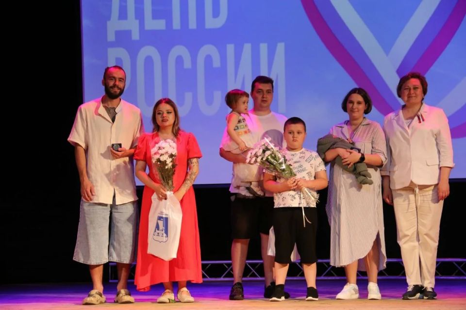 День России в Ленобласти: праздничные концерты, акции и торжественные церемонии прошли во всех районах Ленинградской области День России в Ленобласти: праздничные концерты, акции и торжественные церемонии прошли во всех районах Ленинградской области