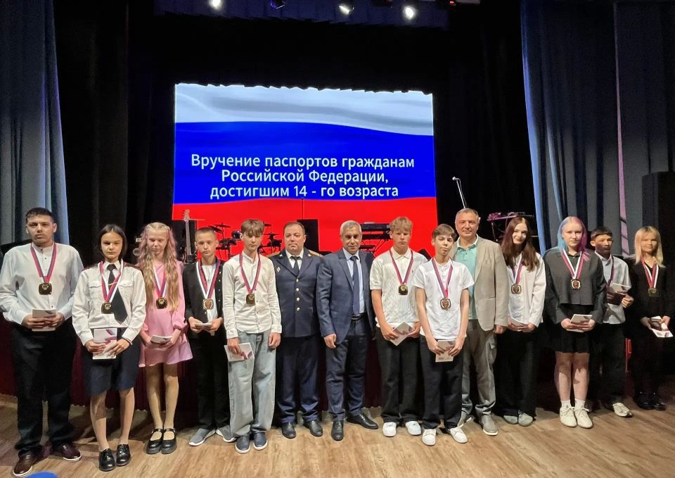 Вице-губернатор Ленобласти Олег Малащенко принял участие в праздновании Дня России в Луге Вице-губернатор Ленобласти Олег Малащенко принял участие в праздновании Дня России в Луге