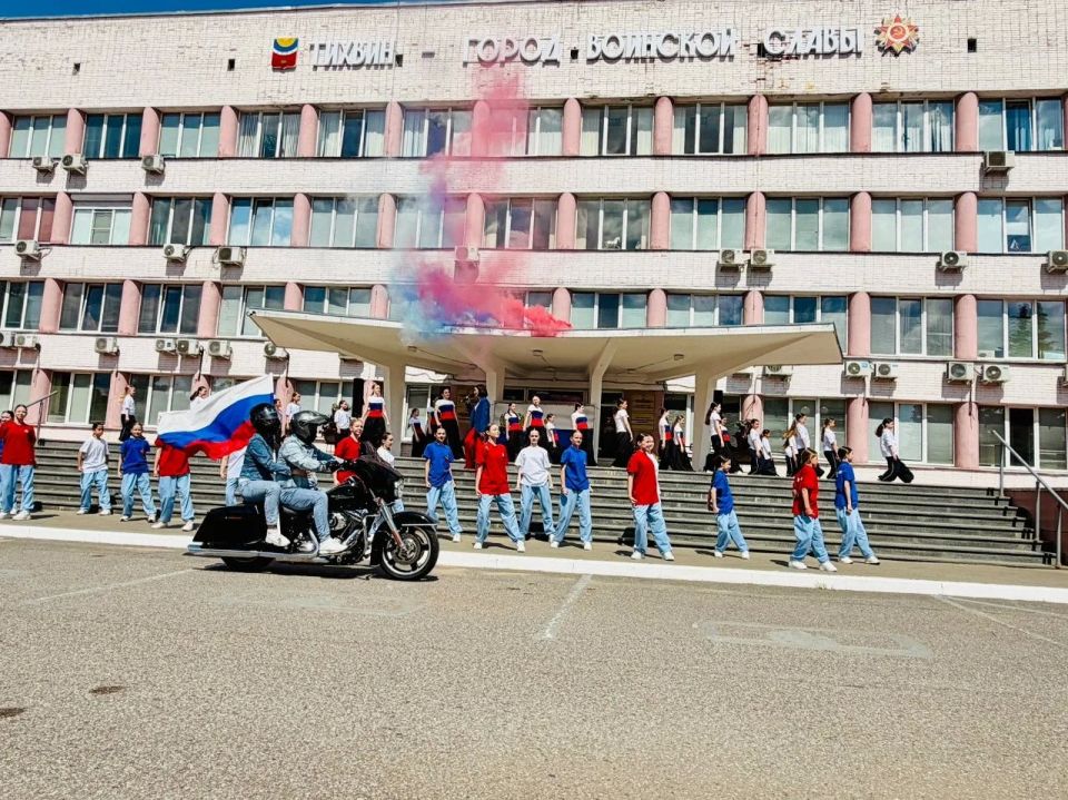 День России в Ленобласти: праздничные концерты, акции и торжественные церемонии прошли во всех районах Ленинградской области День России в Ленобласти: праздничные концерты, акции и торжественные церемонии прошли во всех районах Ленинградской области