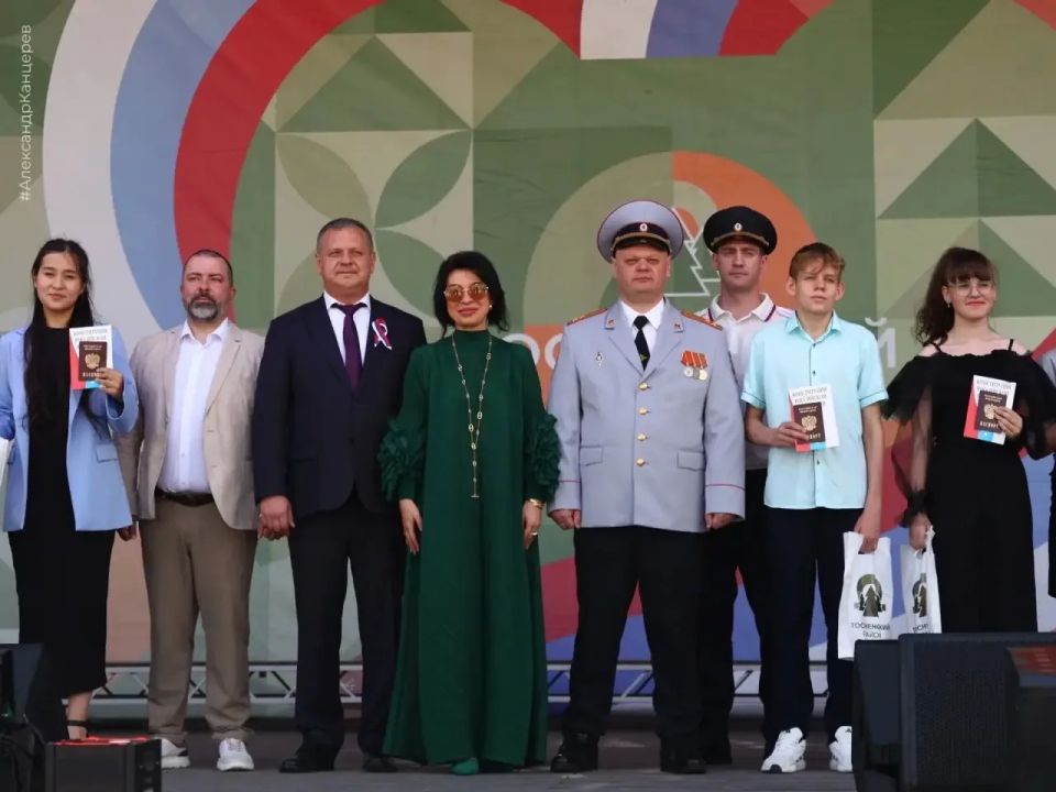 12 июня на Центральной площади Тосно состоялась торжественная программа «Тосно – частица России», объединившая жителей города в праздновании Дня России и 63-летия Тосно 12 июня на Центральной площади Тосно состоялась торжественная программа «Тосно – частица России», объединившая жителей города в праздновании Дня России и 63-летия Тосно