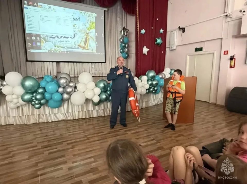 В рамках Всероссийской акции «Безопасность детства» сотрудниками отдела надзорной деятельности Всеволожского района проводятся беседы с детьми во время летних каникул в лагерях дневного пребывания В рамках Всероссийской акции «Безопасность детства» сотрудниками отдела надзорной деятельности Всеволожского района проводятся беседы с детьми во время летних каникул в лагерях дневного пребывания