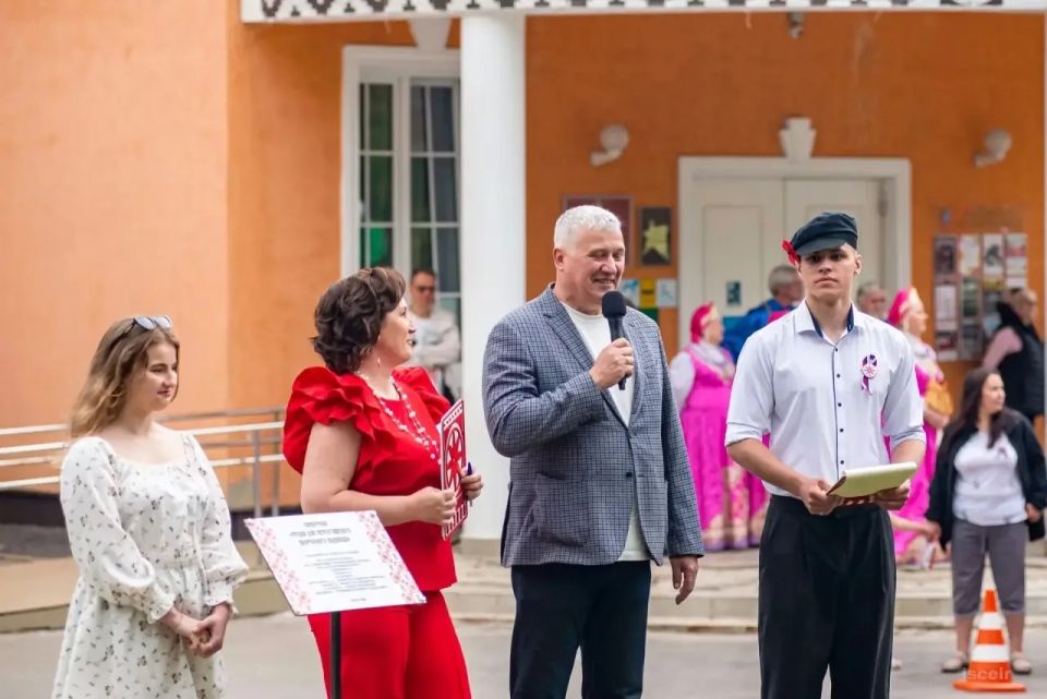 В Низино открыли памятник Петергофскому фонтанному водоводу, основой которого стала подлинная труба XVIII века В Низино открыли памятник Петергофскому фонтанному водоводу, основой которого стала подлинная труба XVIII века