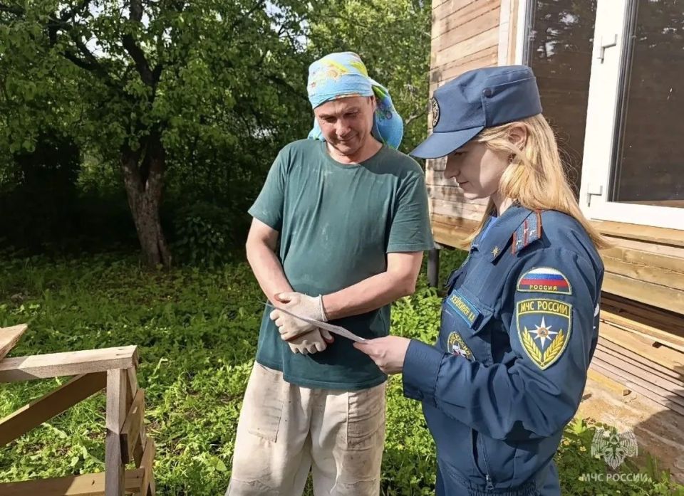 С наступлением летнего пожароопасного периода сотрудники отдела надзорной деятельности и профилактической работы Кингисеппского района ежедневно проводят профилактические мероприятия с населением, проживающим в частном... С наступлением летнего пожароопасного периода сотрудники отдела надзорной деятельности и профилактической работы Кингисеппского района ежедневно проводят профилактические мероприятия с населением, проживающим в частном...