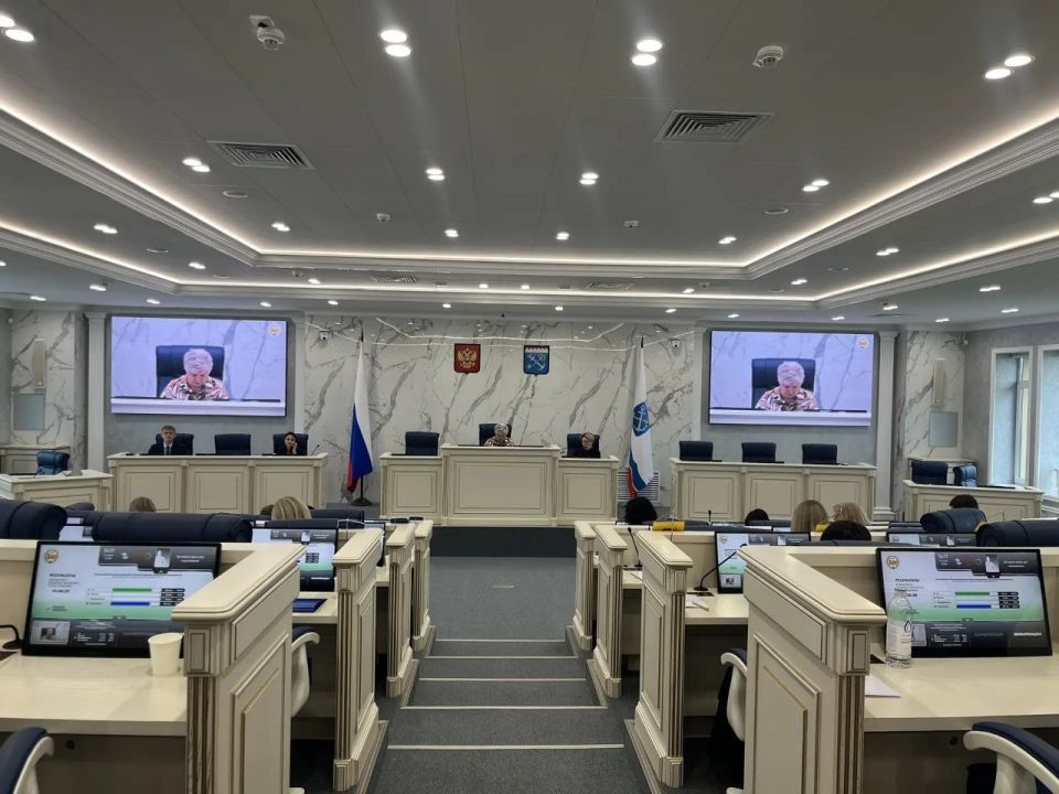 Почти 500 организаций отдыха работают этим летом для детей в Ленинградской области, — об этом на заседании комиссии по образованию доложил вице-губернатор по социальным вопросам Александр Кялин Почти 500 организаций отдыха работают этим летом для детей в Ленинградской области, — об этом на заседании комиссии по образованию доложил вице-губернатор по социальным вопросам Александр Кялин