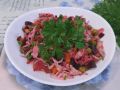 Салат из куриного мяса, свеклы и овощей: быстро, вкусно и сытно