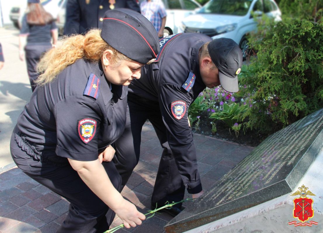 Полиция Санкт-Петербурга и Ленинградской области присоединяется к мероприятиям ко Дню памяти и скорби Полиция Санкт-Петербурга и Ленинградской области присоединяется к мероприятиям ко Дню памяти и скорби