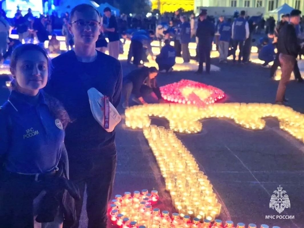 Добровольцы зажгли Свечу Памяти на Дворцовой площади Санкт-Петербурга Добровольцы зажгли Свечу Памяти на Дворцовой площади Санкт-Петербурга