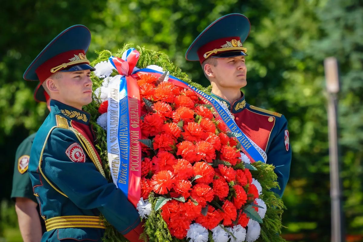 Командующий Северо-Западным округом Росгвардии почтил память погибших в годы Великой Отечественной войны Командующий Северо-Западным округом Росгвардии почтил память погибших в годы Великой Отечественной войны