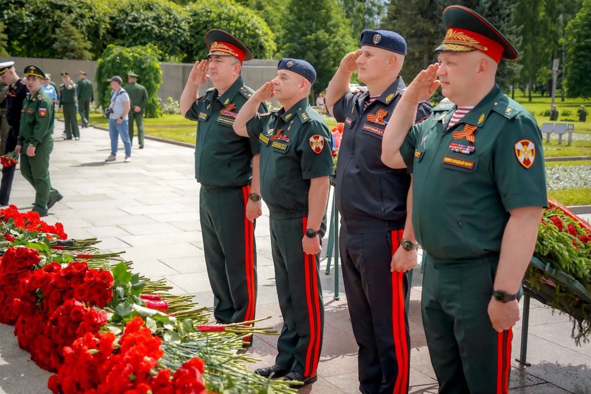 Командующий Северо-Западным округом Росгвардии почтил память погибших в годы Великой Отечественной войны Командующий Северо-Западным округом Росгвардии почтил память погибших в годы Великой Отечественной войны