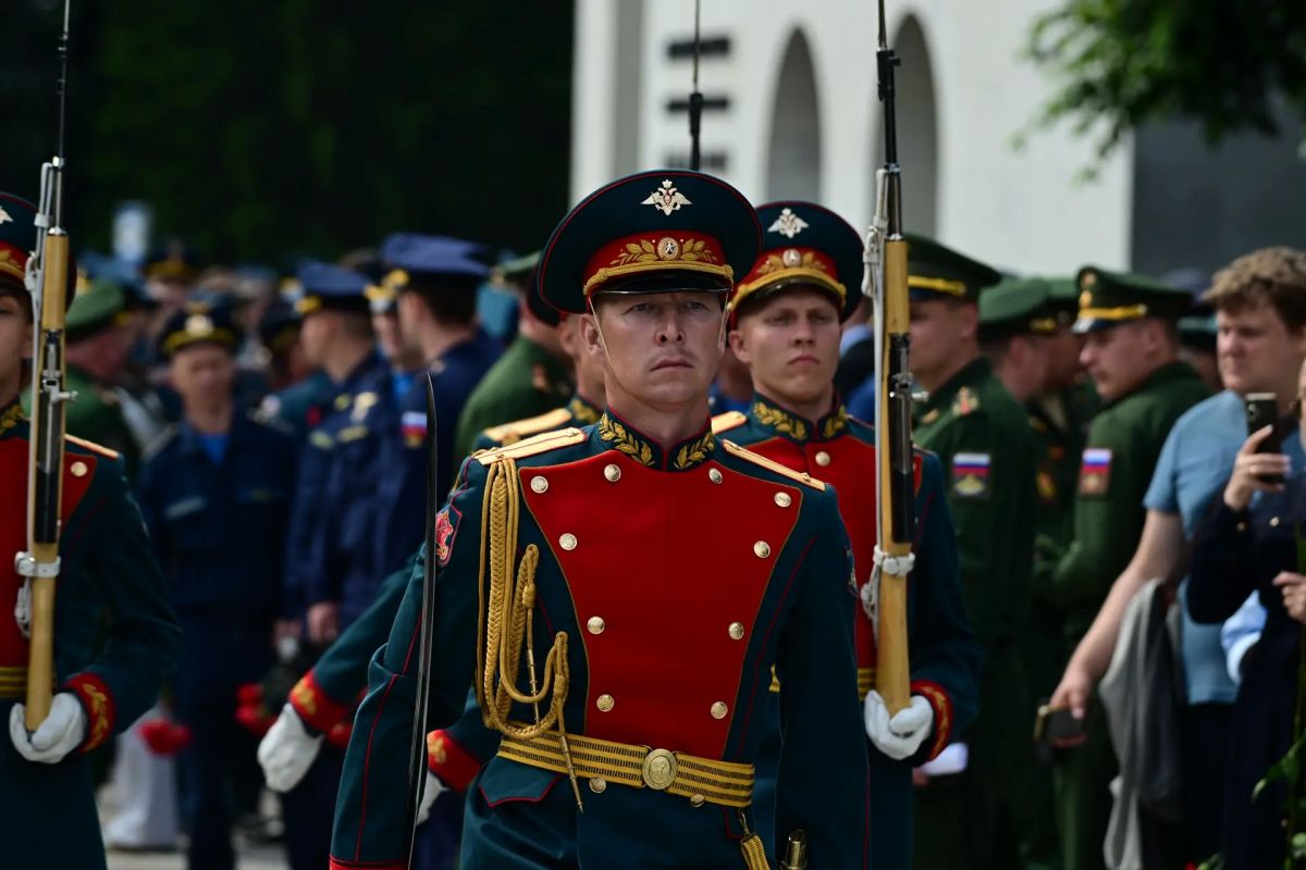 Делегация Ленинградской области возложила цветы к монументу «Мать-Родина» — на Пискарёвском мемориальном кладбище прошла торжественно-траурная церемония в 85-ю годовщину начала Великой Отечественной войны Делегация Ленинградской области возложила цветы к монументу «Мать-Родина» — на Пискарёвском мемориальном кладбище прошла торжественно-траурная церемония в 85-ю годовщину начала Великой Отечественной войны