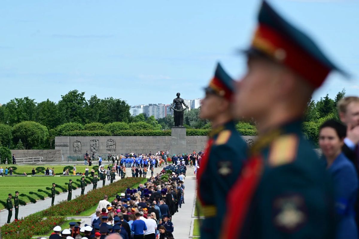 Делегация Ленинградской области возложила цветы к монументу «Мать-Родина» — на Пискарёвском мемориальном кладбище прошла торжественно-траурная церемония в 85-ю годовщину начала Великой Отечественной войны Делегация Ленинградской области возложила цветы к монументу «Мать-Родина» — на Пискарёвском мемориальном кладбище прошла торжественно-траурная церемония в 85-ю годовщину начала Великой Отечественной войны