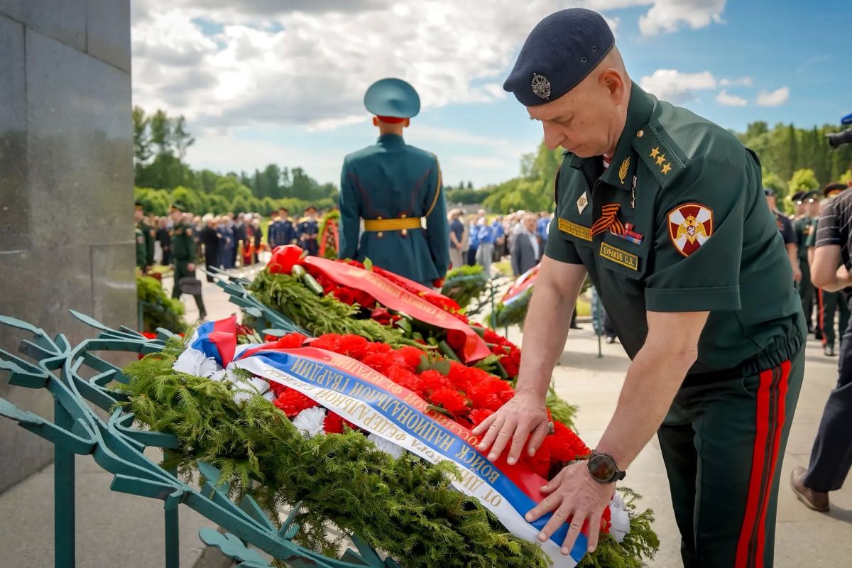 Командующий Северо-Западным округом Росгвардии почтил память погибших в годы Великой Отечественной войны Командующий Северо-Западным округом Росгвардии почтил память погибших в годы Великой Отечественной войны