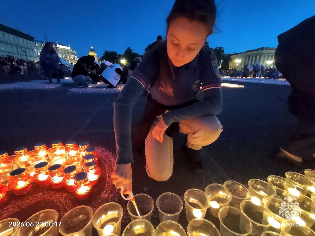 Добровольцы зажгли Свечу Памяти на Дворцовой площади Санкт-Петербурга Добровольцы зажгли Свечу Памяти на Дворцовой площади Санкт-Петербурга