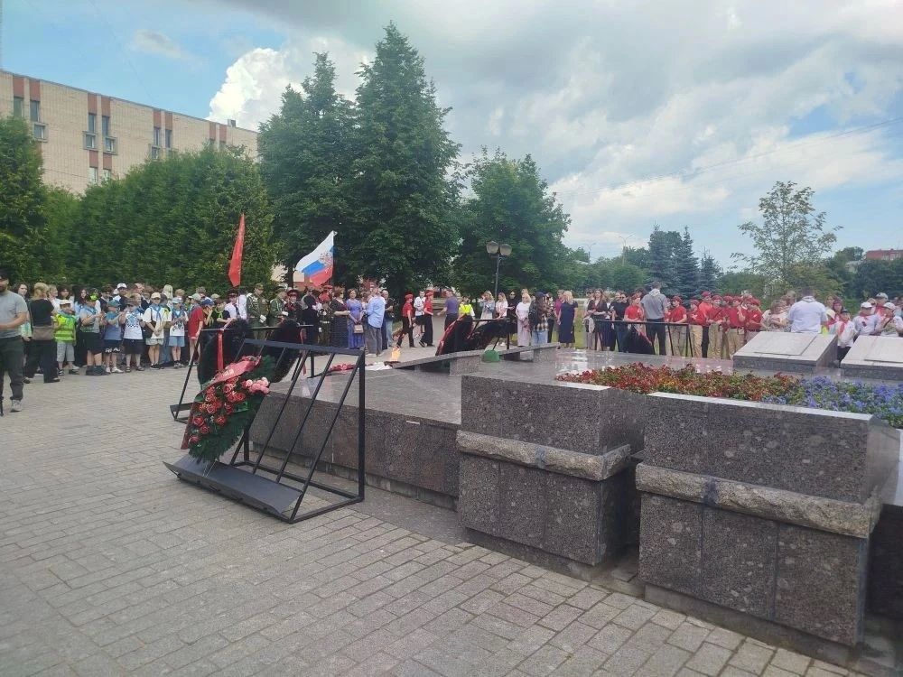 Офицеры СУ СК России по Ленинградской области почтили память героев в День памяти и скорби Офицеры СУ СК России по Ленинградской области почтили память героев в День памяти и скорби