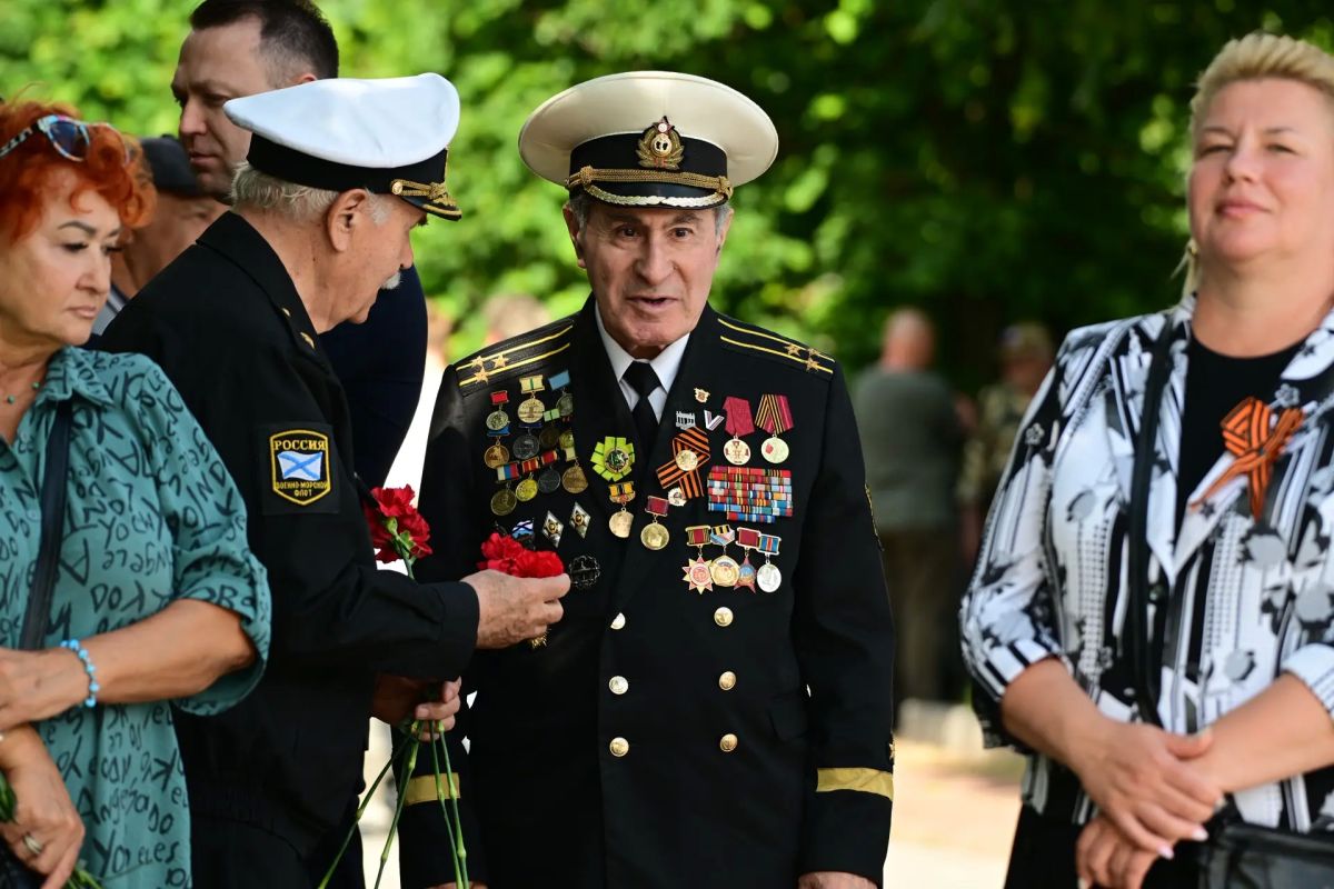 Делегация Ленинградской области возложила цветы к монументу «Мать-Родина» — на Пискарёвском мемориальном кладбище прошла торжественно-траурная церемония в 85-ю годовщину начала Великой Отечественной войны Делегация Ленинградской области возложила цветы к монументу «Мать-Родина» — на Пискарёвском мемориальном кладбище прошла торжественно-траурная церемония в 85-ю годовщину начала Великой Отечественной войны