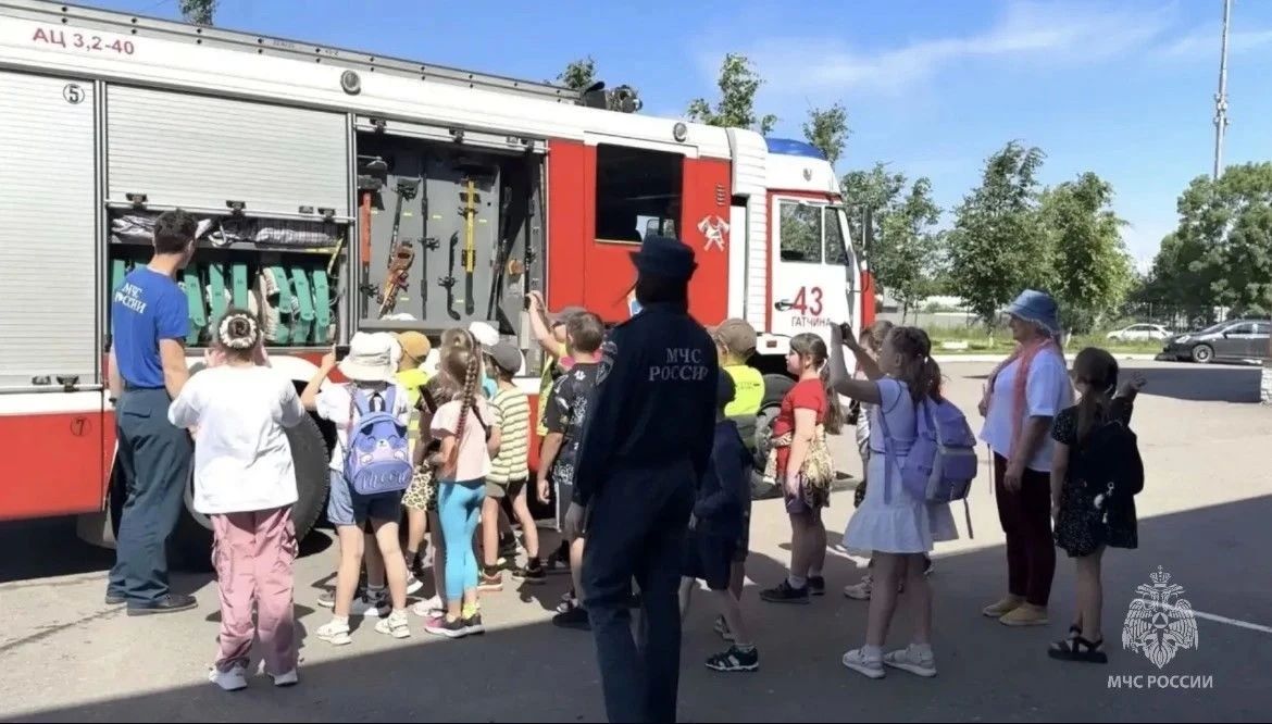 Инспектор ОНДиПР Гатчинского округа Екатерина Корнева совместно с огнеборцами 43-й пожарно-спасательной части провела познавательную экскурсию для воспитанников 2-х и 3-х классов, отдыхающих в лагере дневного пребывания на... Инспектор ОНДиПР Гатчинского округа Екатерина Корнева совместно с огнеборцами 43-й пожарно-спасательной части провела познавательную экскурсию для воспитанников 2-х и 3-х классов, отдыхающих в лагере дневного пребывания на...