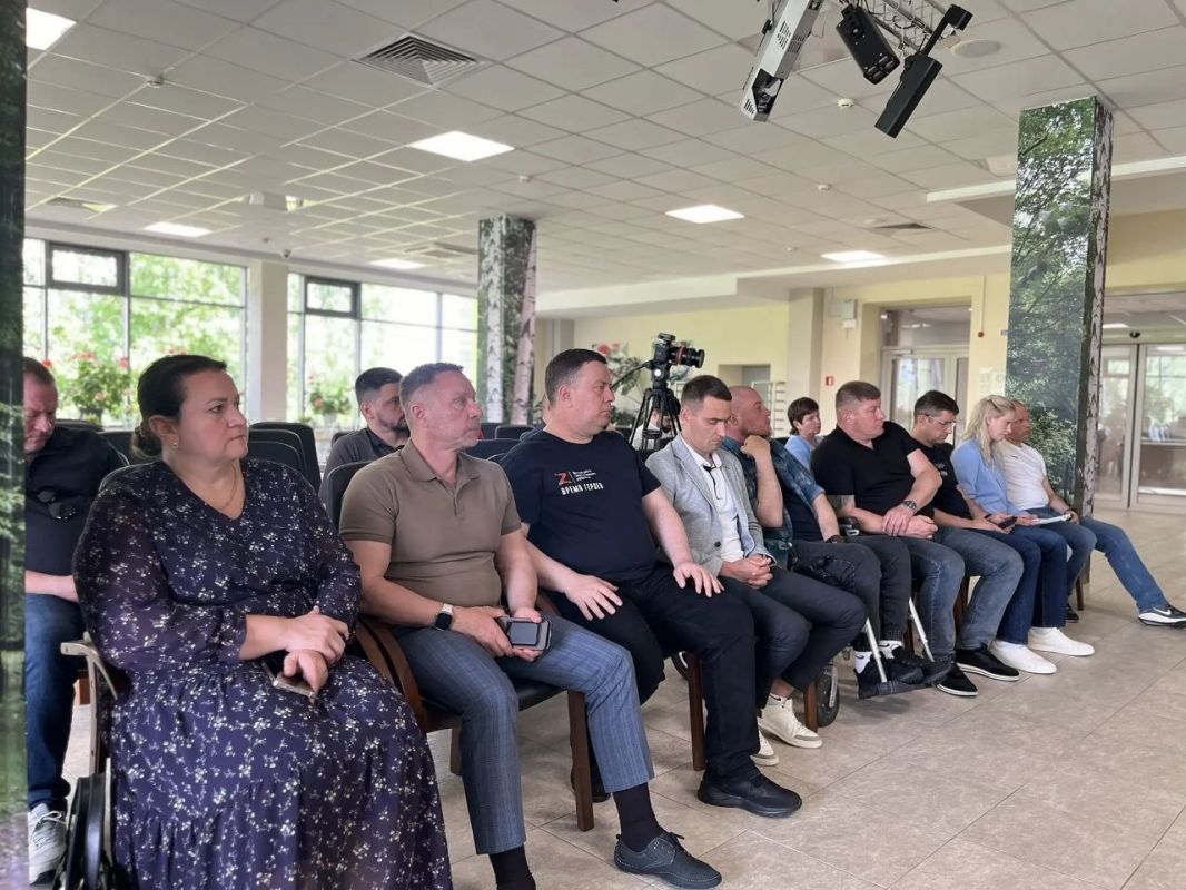 Участники программы «Время героев» в рамках стажировки в Ленинградской области познакомились с инфраструктурой Мультицентра социальной и трудовой интеграции: посетили учебно-производственное отделение, производственный центр... Участники программы «Время героев» в рамках стажировки в Ленинградской области познакомились с инфраструктурой Мультицентра социальной и трудовой интеграции: посетили учебно-производственное отделение, производственный центр...