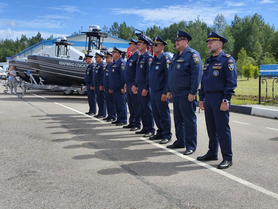 Госэконадзор Ленинградской области поздравил коллег из Аварийно-спасательной службы региона с 24-летием со дня основания ведомства Госэконадзор Ленинградской области поздравил коллег из Аварийно-спасательной службы региона с 24-летием со дня основания ведомства