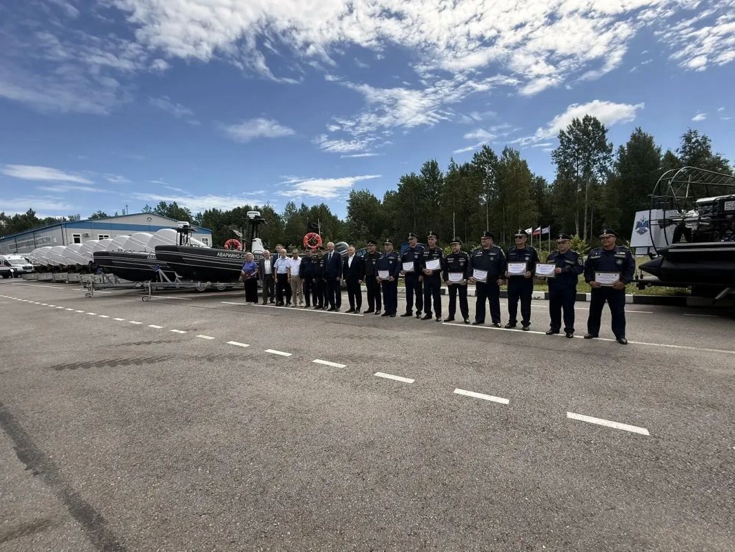 Правительство Ленинградской области передало спасателям новую технику Правительство Ленинградской области передало спасателям новую технику