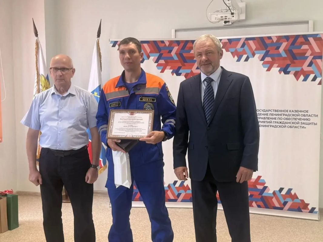 Правительство Ленинградской области передало спасателям новую технику Правительство Ленинградской области передало спасателям новую технику