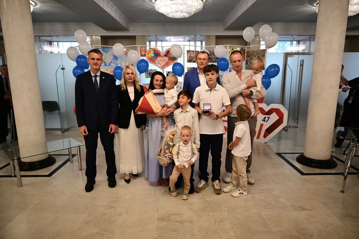 Александр Дрозденко: Большим семьям — большие автомобили Александр Дрозденко: Большим семьям — большие автомобили