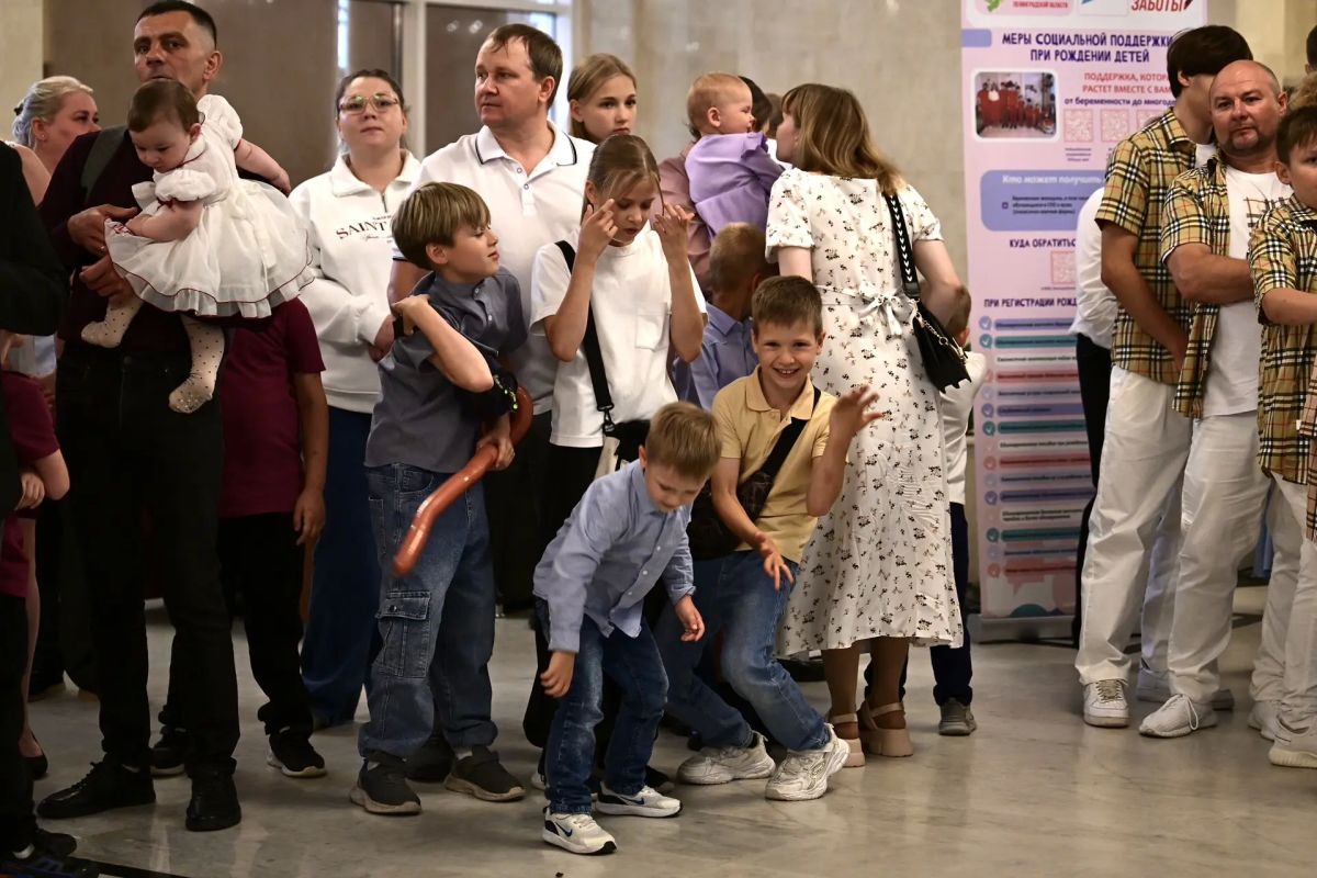 Александр Дрозденко: Большим семьям — большие автомобили Александр Дрозденко: Большим семьям — большие автомобили