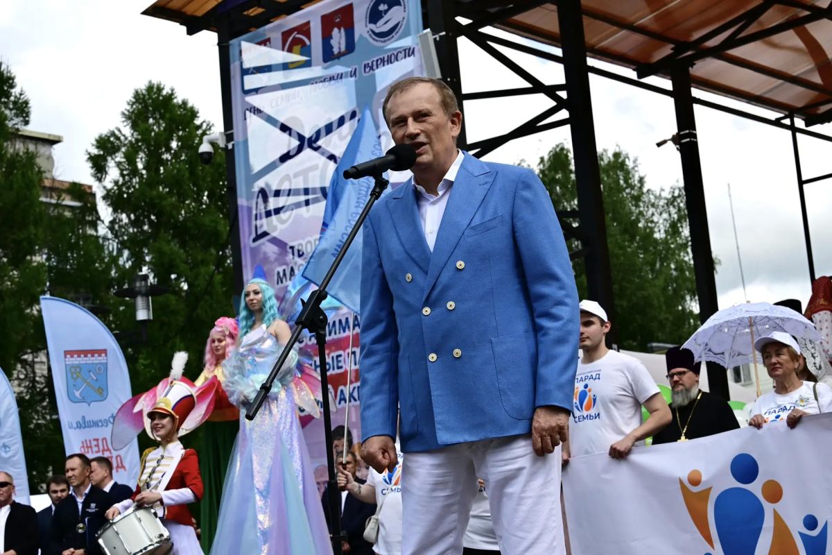 Губернатор Ленинградской области Александр Дрозденко дал старт Всероссийскому параду семей во Всеволожске Губернатор Ленинградской области Александр Дрозденко дал старт Всероссийскому параду семей во Всеволожске