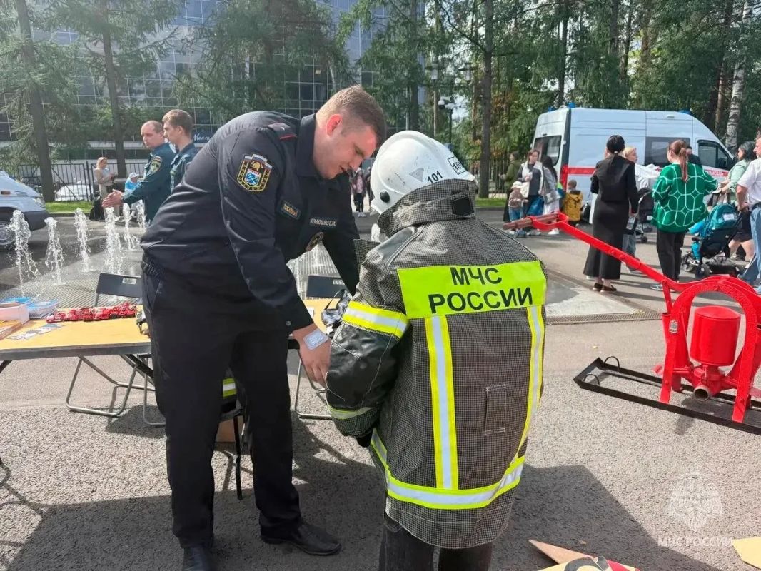 На Юбилейной площади города Всеволожска царила атмосфера главного семейного праздника лета: для многочисленных гостей ожидали различные мастер-классы и интерактивные площадки На Юбилейной площади города Всеволожска царила атмосфера главного семейного праздника лета: для многочисленных гостей ожидали различные мастер-классы и интерактивные площадки