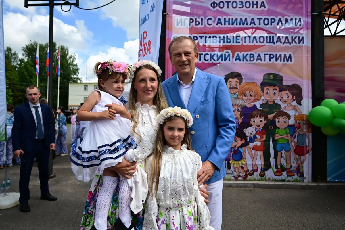 Губернатор Ленинградской области Александр Дрозденко дал старт Всероссийскому параду семей во Всеволожске Губернатор Ленинградской области Александр Дрозденко дал старт Всероссийскому параду семей во Всеволожске